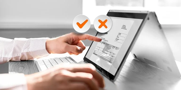 Revisión de documentos fiscales en pantalla táctil
